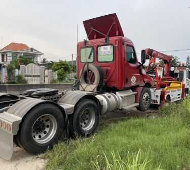 Cẩu Kéo Đầu Container Tại Tuy Phong 